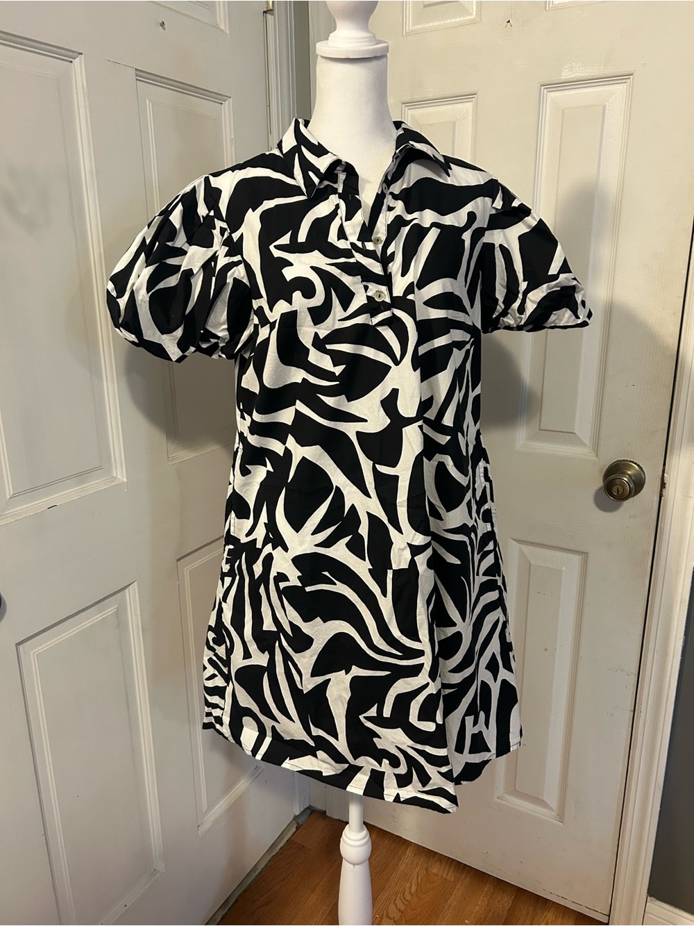 MSK Black and White Graphic Puff Sleeve Dress